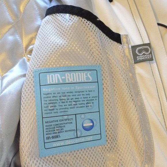 NWOT WOMENS DESCENTE SKI/SNOWBOARD COAT - Picture 12 of 15